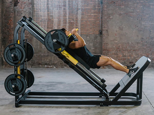 هک اسکوات (Hack Squat Machine) – تمرکز روی چهارسر ران